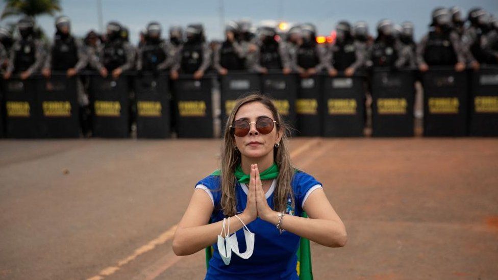 Сторонник бывшего президента Бразилии Жаира Болсонару молится во время демонстрации против президента Луиса Инасио Лулы да Силвы в Бразилиа, Бразилия, 8 января 2023 г.