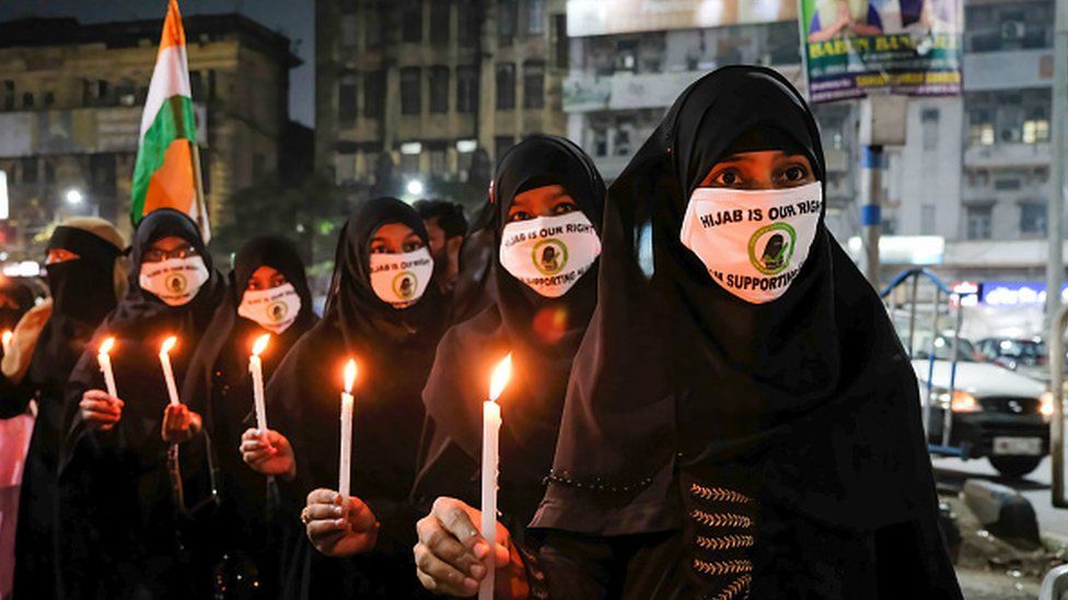 Indian Muslim women in Kolkata protests against a Karnataka college barring students wearing hijabs