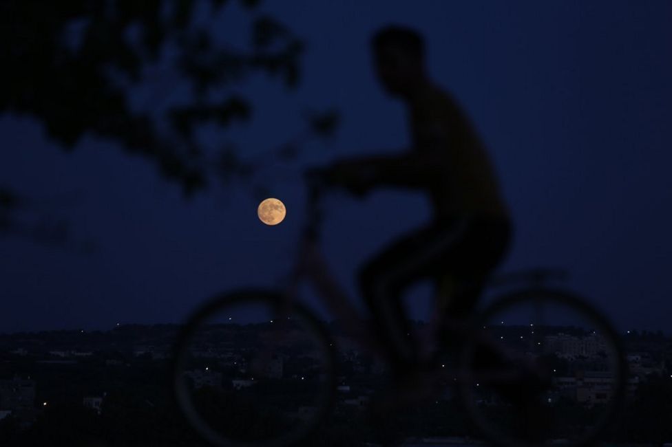 Blue Supermoon: World Gazes At Rare Lunar Phenomenon - BBC News