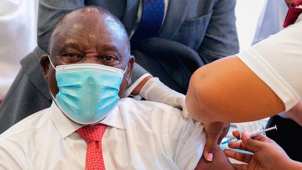 Президент ЮАР получает вакцину против Covid