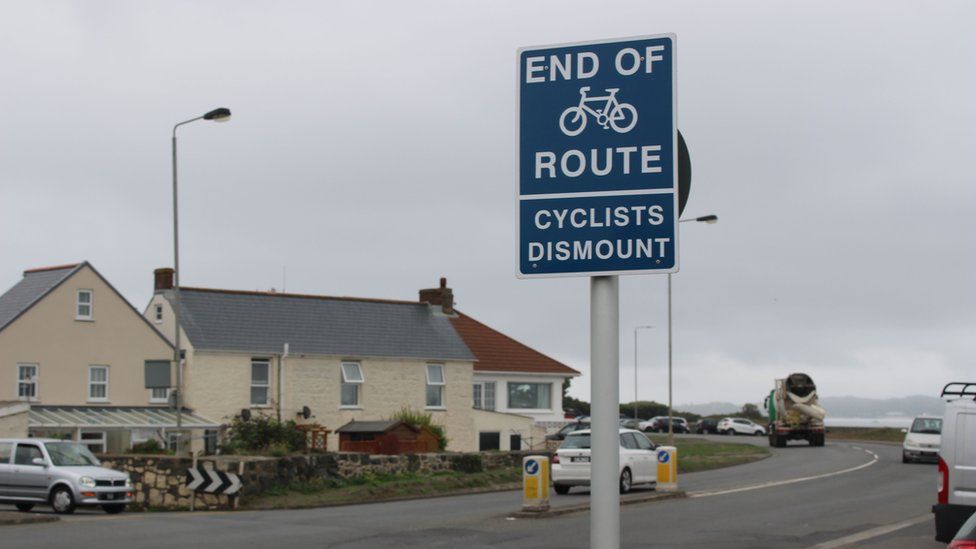 Знак велосипедной дорожки на обочине дороги