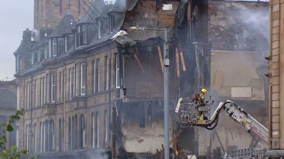 Body of man found after Pollokshields tenement fire - BBC News