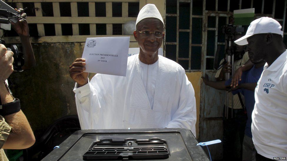 Cellou Dalein Diallo votes in Conakry, 11 October 2015