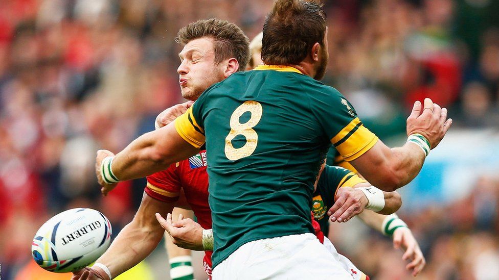 Dan Biggar tackled by Duane Vermeulen