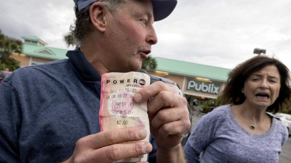 Couple with a lottery ticket outside the Publix supermarket in Melbourne Beach, Florida (14 January 2016)