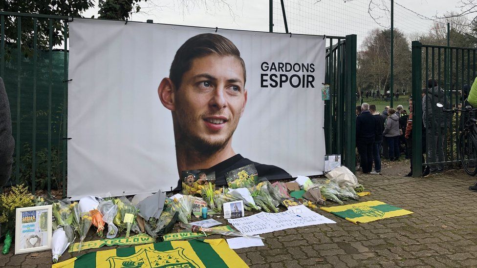 A banner has been put up at the training ground in Nantes