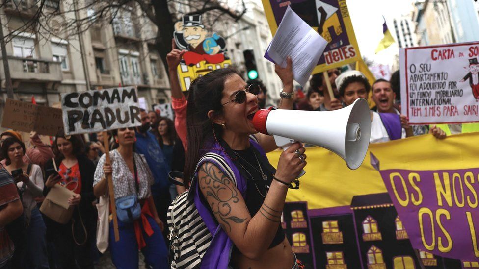 Демонстрация за право на доступное жилье в Лиссабоне, Португалия, 1 апреля 2023 г.