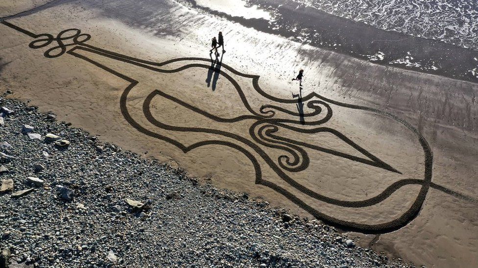 Sean Corcoran of The Art Hand made this piece of sand art on Kilmurrin Cove in Waterford as a tribute to Ashling Murphy.