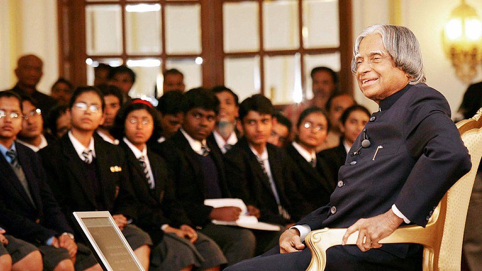 குடியரசு தலைவர் மாளிகையில், மாணவர்களுடன் கலாம்.