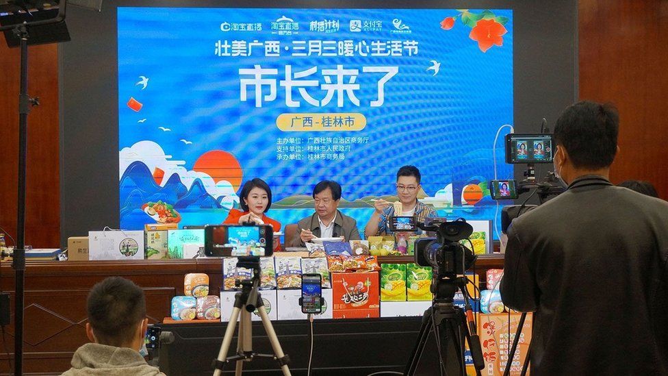 A mayor from Guangxi Zhuang Autonomous Region in southwest China also joins the country's booming live-streaming industry.