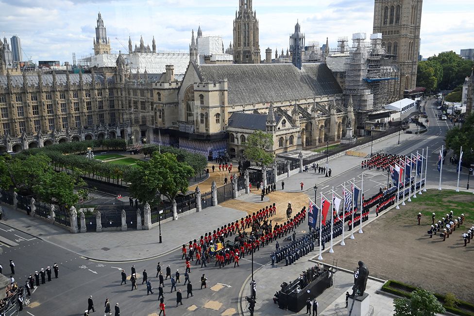 Процессия гроба британской королевы Елизаветы движется из Букингемского дворца в здание парламента для ее прощания в Лондоне, Великобритания, 14 сентября 2022 г.