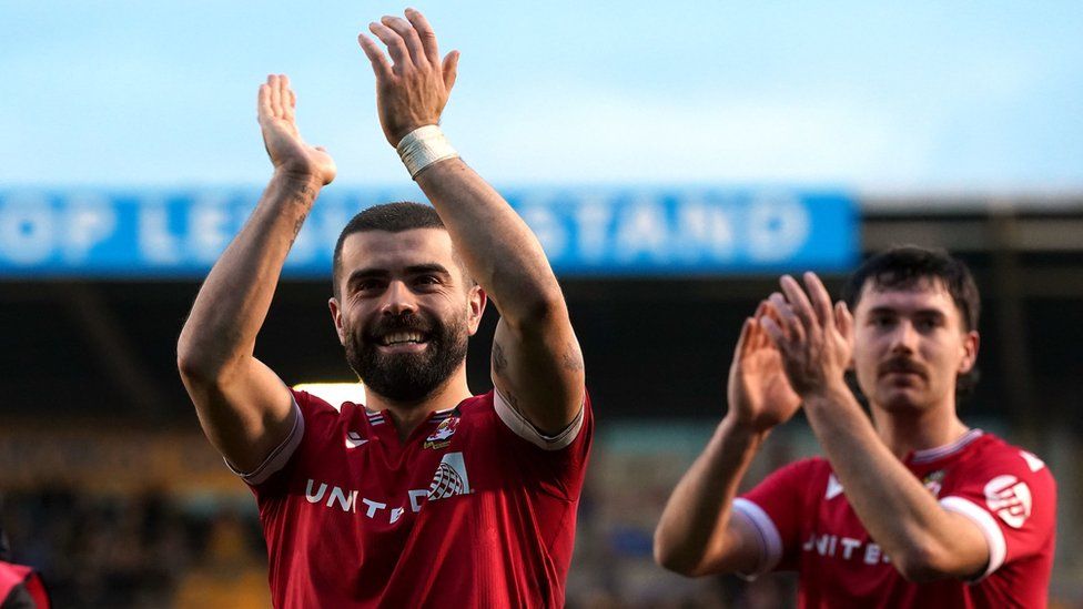 Cwpan FA Lloegr: Gemau oddi cartref i Abertawe a Wrecsam - BBC Cymru Fyw