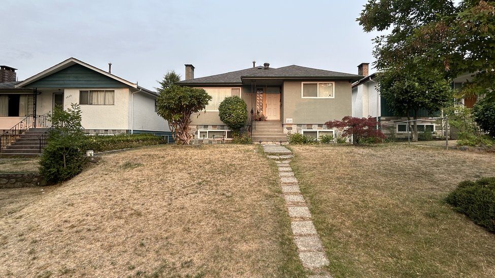 Vancouver homes with brown grass