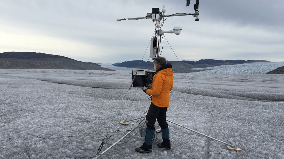 Jason Box, del Servicio Geológico de Dinamarca, realiza investigaciones sobre el glaciar Sermilik.