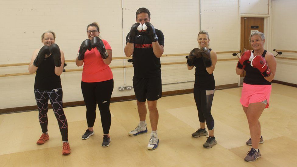 Shifnal boxing club in project to help unemployed people - BBC News