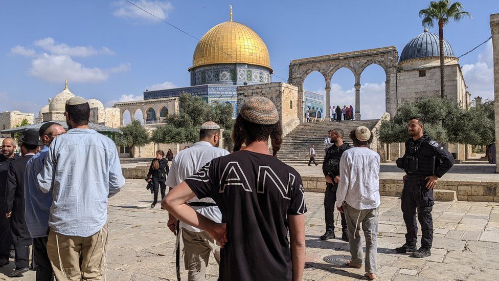 Jews visitors and Israeli police at Jerusalem holy site (file photo)
