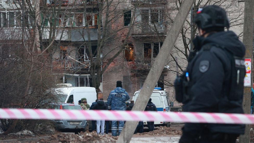 Specialistët e shërbimeve të urgjencës punojnë në një bllok apartamentesh të dëmtuar pas një sulmi të supozuar me dron të raportuar nga media lokale, në Shën Petersburg