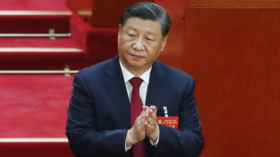 Председатель КНР Си Цзиньпин аплодирует на церемонии открытия 20-го Всекитайского съезда Коммунистической партии Китая.