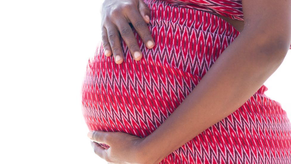 Крупный план беременной женщины в Восточной Африке
