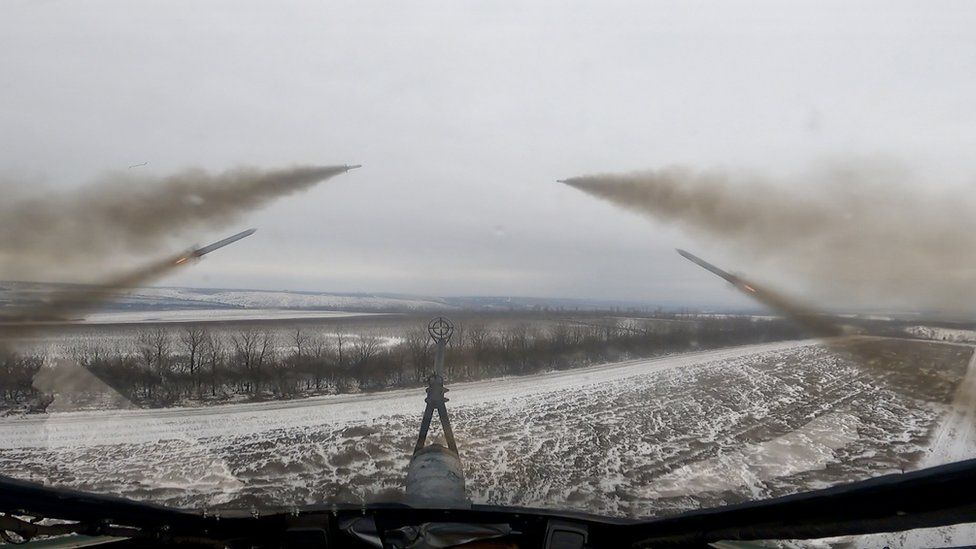 Вертолет запускает ракеты во время боевого вылета на востоке Украины