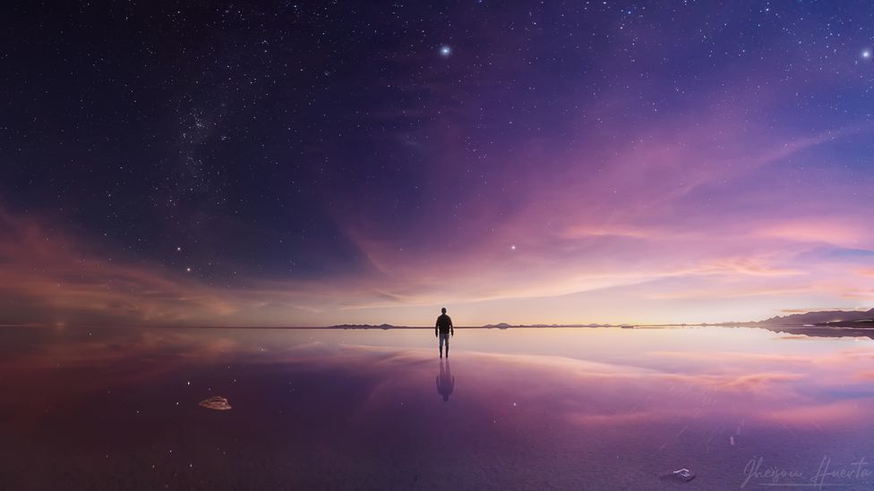 Panorámica crepuscular en el Salar de Uyuni en Bolivia