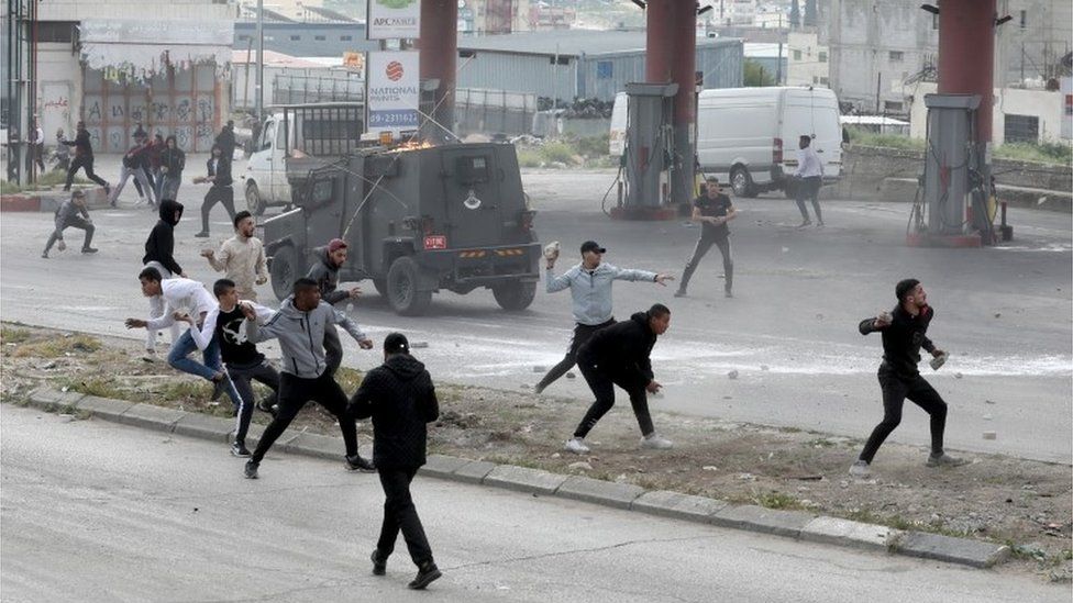 Палестинцы бросают камни в израильскую военную машину в Наблусе (13/04/22)