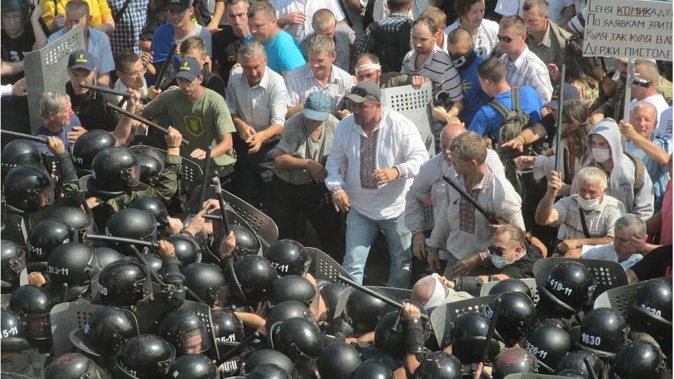 Crowds face riot police in Kiev