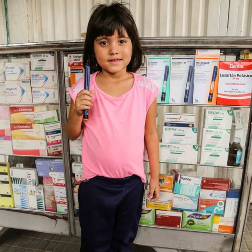 Andrea com a centa de insulina comprada na Colômbia