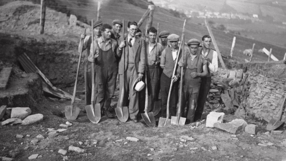 Labourers on the 1930s dig