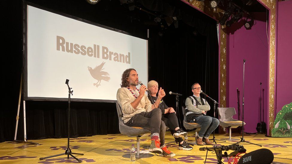 Russell Brand parla al Thameside Theatre, Grays, Essex