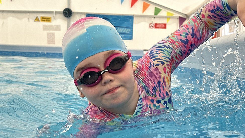 Oxford primary school installs pop-up pool to teach swimming - BBC News