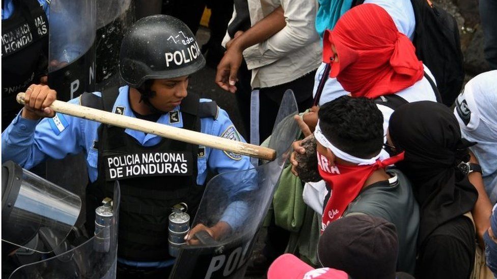Honduran riot police agents clash with students of the National Autonomous University of Honduras (UNAH) during a protest against the approval of education and healthcare bills in the Honduran Congress in Tegucigalpa on April 29, 2019.