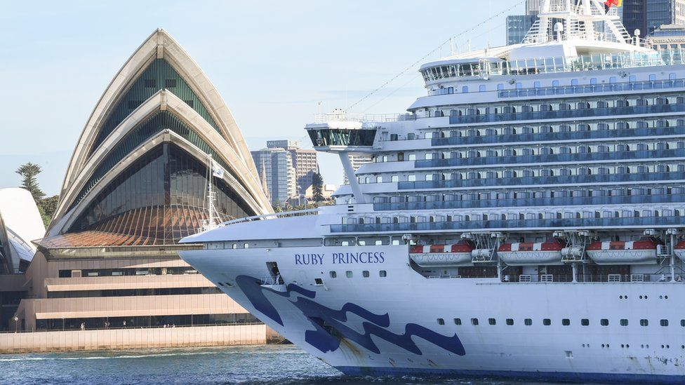 Круизный лайнер Ruby Princess отправляется из терминала зарубежных пассажиров на Круговой набережной 19 марта 2020 года в Сиднее, Австралия.