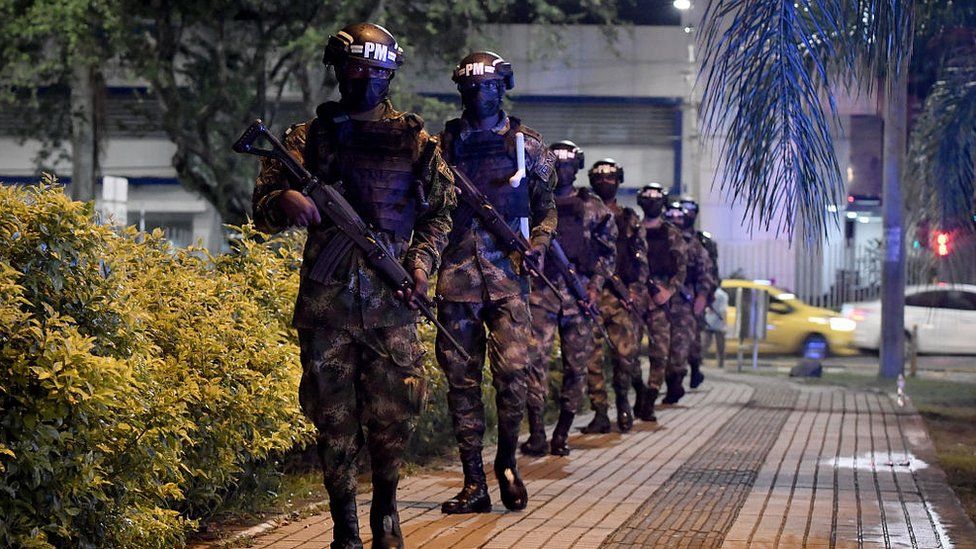 Солдаты патрулируют сектор панамериканских полей на следующий день после протестов против правительства президента Колумбии Ивана Дуке 29 мая 2021 года в Кали