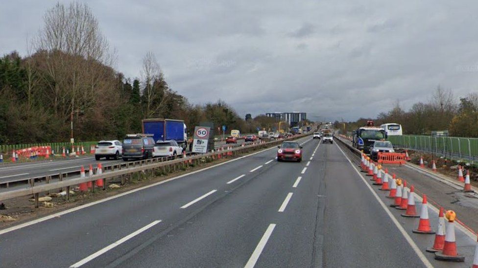 M4 Slough crash: Motorcyclist dies in collision - BBC News