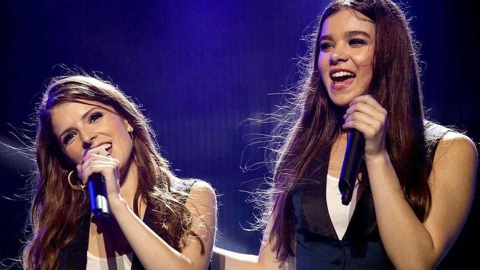 Hailee Steinfeld and Anna Kendrick in Pitch Perfect 2