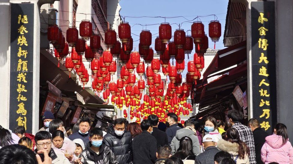 Callejón Hubu decorado con farolillos rojos durante la Fiesta de la Primavera el 24 de enero de 2023 en Wuhan