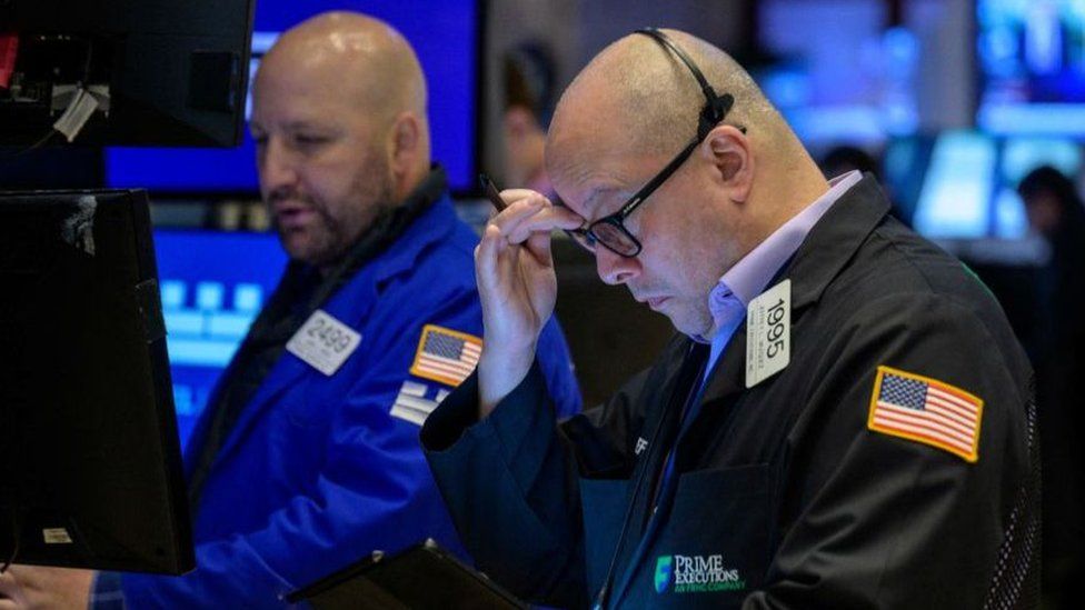 Трейдеры работают в торговом зале Нью-Йоркской фондовой биржи (NYSE) во время первого звонка в Нью-Йорке, 23 мая 2023 года.