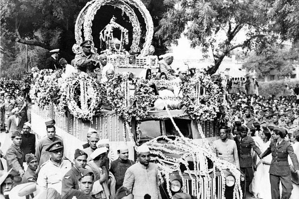 Прах Махатмы Ганди проносят по улицам Аллахабада в 1948 году.