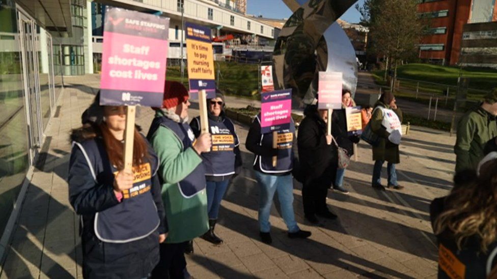 Patient donates winter fuel cash to striking nurses - BBC News