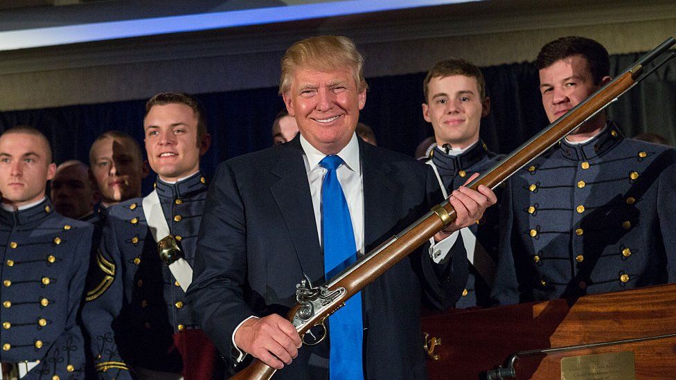 Trump con un arcabuz