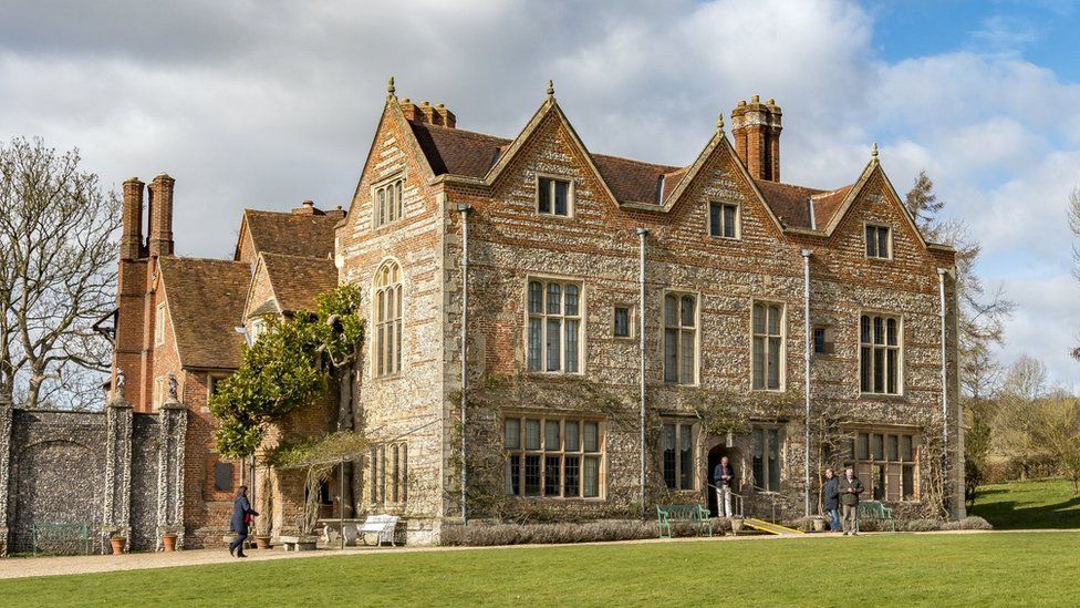 Henley-on-Thames: Stained glass windows returned to Greys Court - BBC News