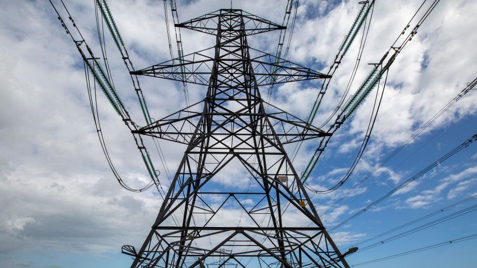 Электрические опоры от электростанции Дандженесс, проходящей через болото Ромни.