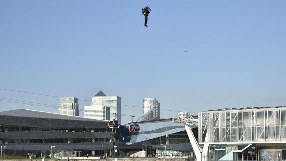 Tomorrow's cities: What it feels like to fly a jetpack - BBC News