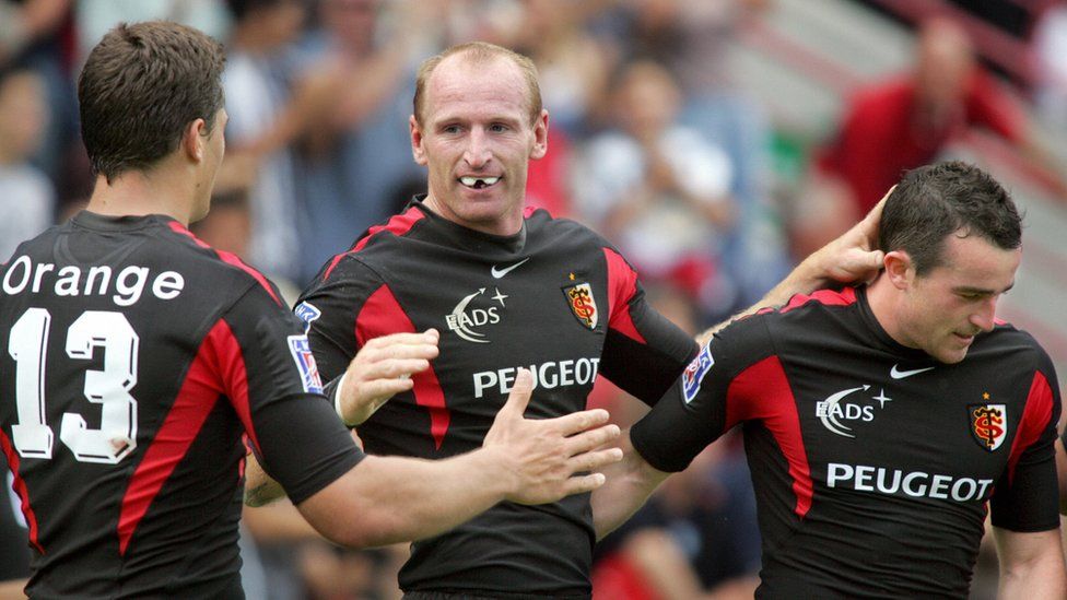 Gareth Thomas playing for Toulouse