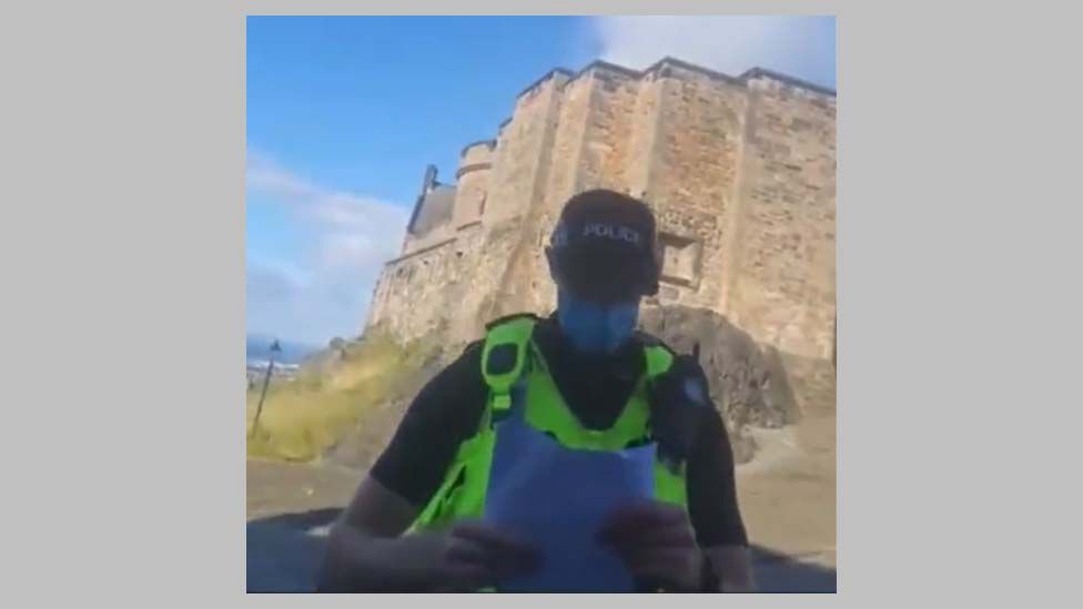 Скриншот видео с Facebook, на котором активисты пытаются захватить Эдинбургский замок