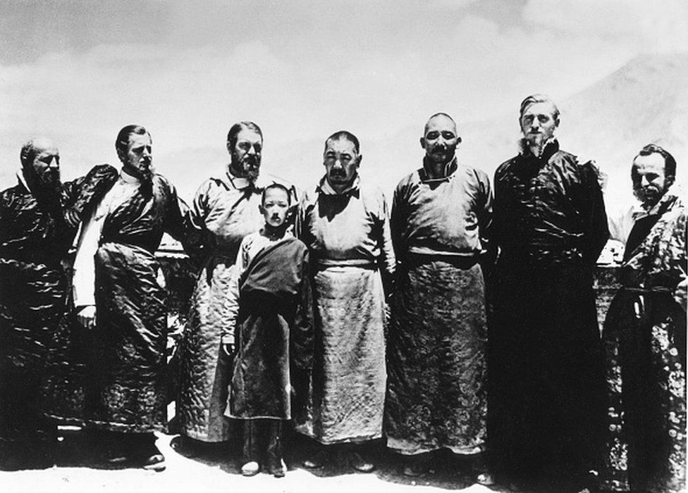 ЭРНСТ ШАФЕР (1910-1992). Немецкий охотник и зоолог. Шафер (третий слева) во время своей третьей экспедиции в Тибет, спонсируемой организацией SS Ahnenerbe. Снято в Шигадзе, Тибет, 1939 г.