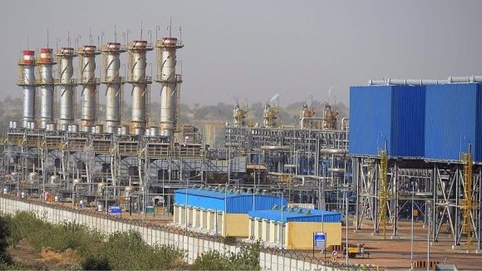 Общий вид разведочного завода по добыче нефти и газа в Кэрн, Индия, в Бармере, Раджастан.