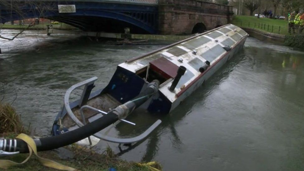 Stranded Oxford narrow boat lifted from Thames by crane