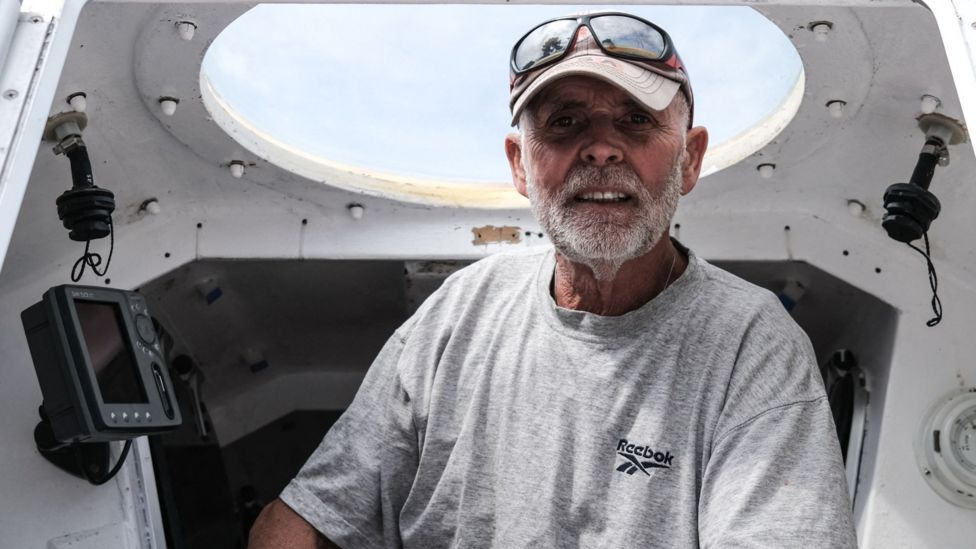 Solo rower completes Atlantic challenge after 111 days at sea - BBC News